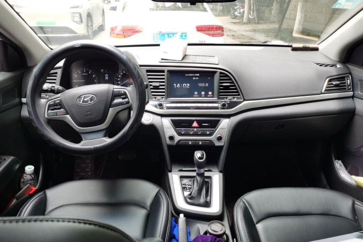 Used Hyundai Elantra (6th Generation / Lingdong) 2018 1.6L Automatic 15th Anniversary Special Edition Center Console