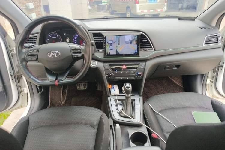 Used Hyundai Elantra (6th Generation / Lingdong) 2018 1.4T Dual-Clutch Xuan Dong · Dynamic Edition Center Console