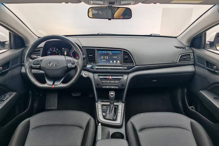 Used Hyundai Elantra (6th Generation / Lingdong) 2018 1.4T Dual-Clutch Xuan Dong · Dynamic Edition Center Console