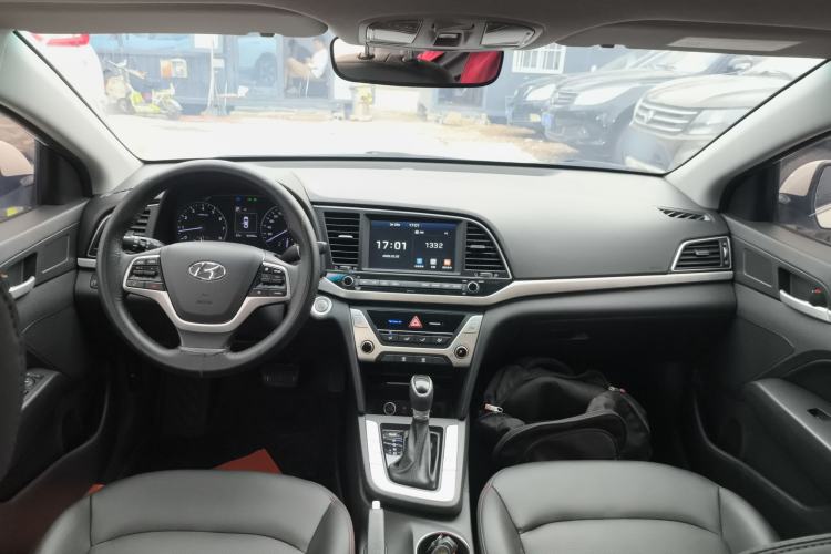 Used Hyundai Elantra (6th Generation / Lingdong) 2018 1.6L Automatic 15th Anniversary Special Edition Center Console