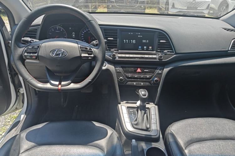 Used Hyundai Elantra (6th Generation / Lingdong) 2018 1.4T Dual-Clutch Xuan Dong · Dynamic Edition Center Console
