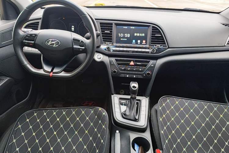 Used Hyundai Elantra (6th Generation / Lingdong) 2018 1.4T Dual-Clutch Xuan Dong · Dynamic Edition Center Console
