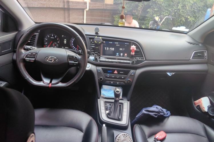 Used Hyundai Elantra (6th Generation / Lingdong) 2018 1.4T Dual-Clutch Xuan Dong · Dynamic Edition Center Console