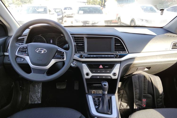 Used Hyundai Elantra (6th Generation / Lingdong) 2018 1.6L Automatic 15th Anniversary Special Edition Center Console