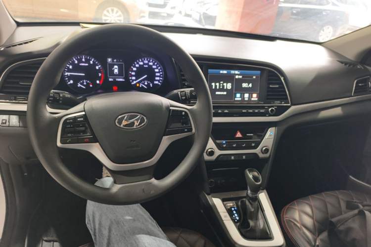 Used Hyundai Elantra (6th Generation / Lingdong) 2018 1.6L Automatic 15th Anniversary Special Edition Center Console