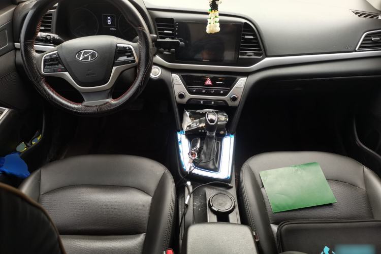 Used Hyundai Elantra (6th Generation / Lingdong) 2018 1.6L Automatic 15th Anniversary Special Edition Center Console