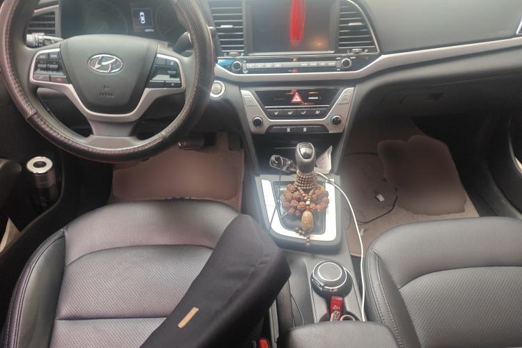 Used Hyundai Elantra (6th Generation / Lingdong) 2018 1.6L Automatic 15th Anniversary Special Edition Center Console