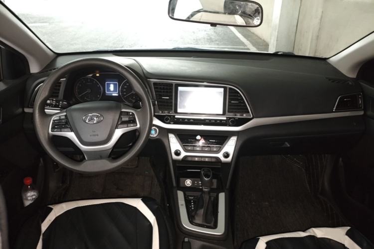 Used Hyundai Elantra (6th Generation / Lingdong) 2018 1.6L Automatic 15th Anniversary Special Edition Center Console