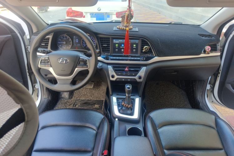 Used Hyundai Elantra (6th Generation / Lingdong) 2018 1.6L Automatic 15th Anniversary Special Edition Center Console
