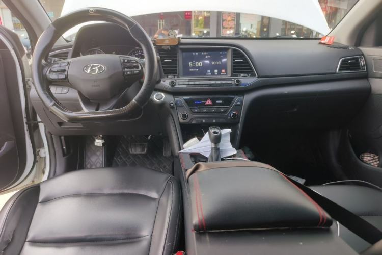 Used Hyundai Elantra (6th Generation / Lingdong) 2018 1.4T Dual-Clutch Xuan Dong · Dynamic Edition Center Console