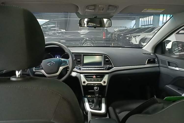 Used Hyundai Elantra (6th Generation / Lingdong) 2018 1.6L Automatic 15th Anniversary Special Edition Center Console