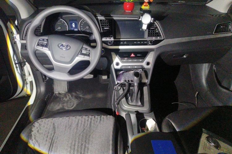 Used Hyundai Elantra (6th Generation / Lingdong) 2018 1.6L Automatic 15th Anniversary Special Edition Center Console