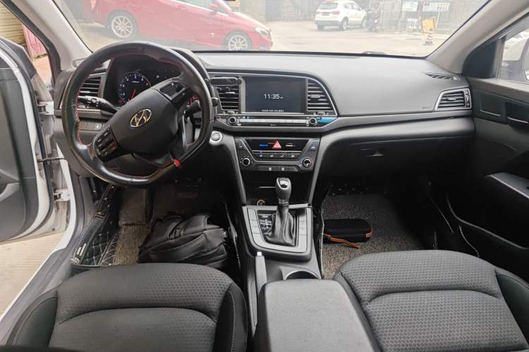 Used Hyundai Elantra (6th Generation / Lingdong) 2018 1.4T Dual-Clutch Xuan Dong · Dynamic Edition Center Console
