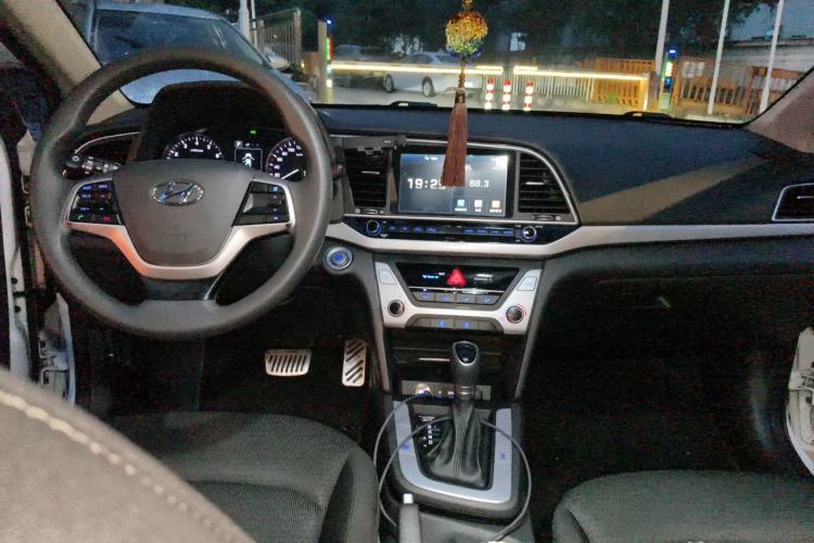 Used Hyundai Elantra (6th Generation / Lingdong) 2018 1.6L Automatic 15th Anniversary Special Edition Center Console