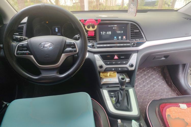 Used Hyundai Elantra (6th Generation / Lingdong) 2018 1.6L Automatic 15th Anniversary Special Edition Center Console