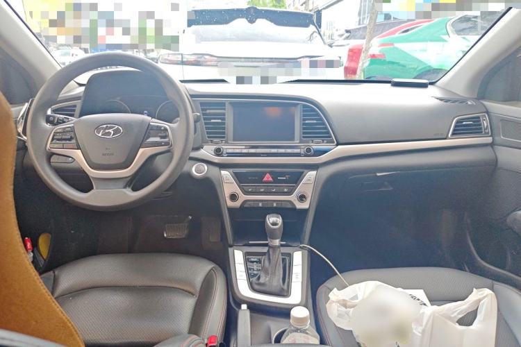 Used Hyundai Elantra (6th Generation / Lingdong) 2018 1.6L Automatic 15th Anniversary Special Edition Center Console