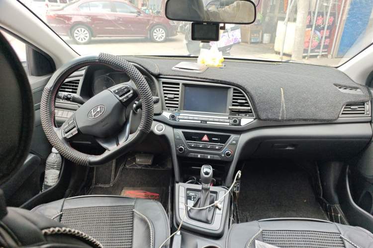 Used Hyundai Elantra (6th Generation / Lingdong) 2018 1.4T Dual-Clutch Xuan Dong · Dynamic Edition Center Console