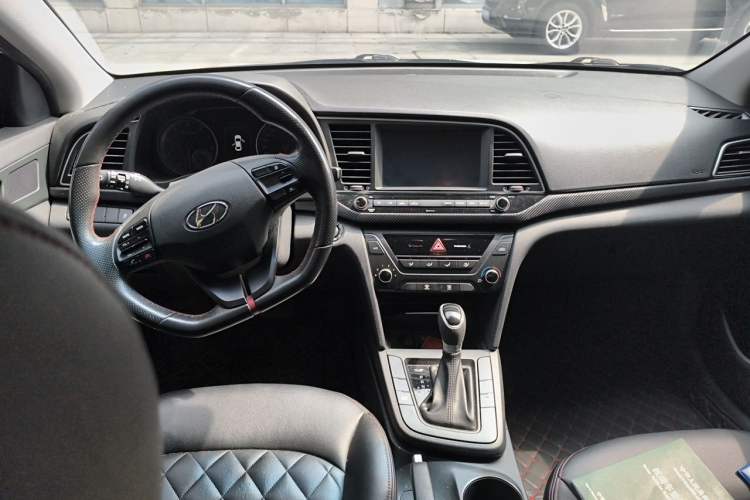 Used Hyundai Elantra (6th Generation / Lingdong) 2018 1.4T Dual-Clutch Xuan Dong · Dynamic Edition Center Console
