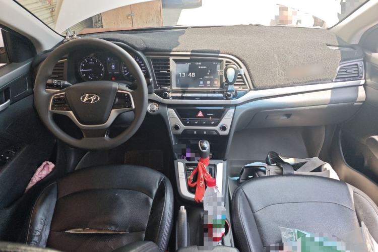 Used Hyundai Elantra (6th Generation / Lingdong) 2018 1.6L Automatic 15th Anniversary Special Edition Center Console