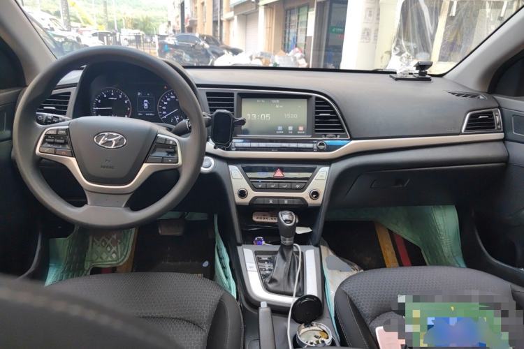 Used Hyundai Elantra (6th Generation / Lingdong) 2018 1.6L Automatic 15th Anniversary Special Edition Center Console