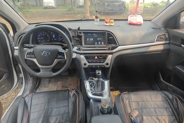 Used Hyundai Elantra (6th Generation / Lingdong) 2018 1.6L Automatic 15th Anniversary Special Edition Center Console