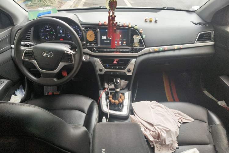 Used Hyundai Elantra (6th Generation / Lingdong) 2018 1.6L Automatic 15th Anniversary Special Edition Center Console