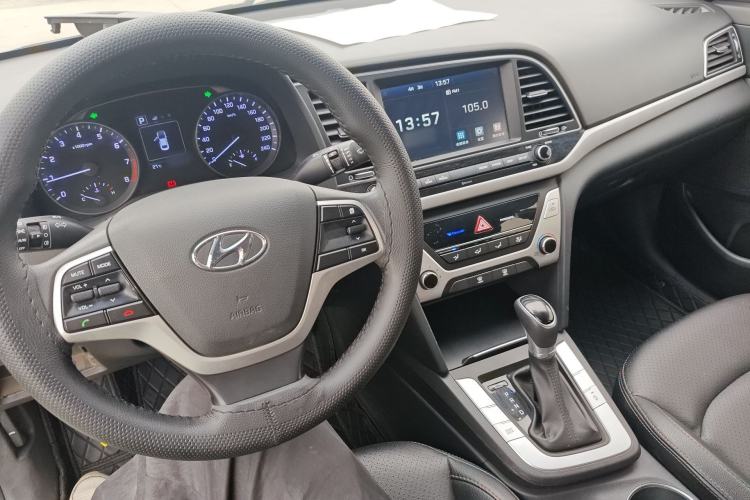 Used Hyundai Elantra (6th Generation / Lingdong) 2018 1.6L Automatic 15th Anniversary Special Edition Center Console