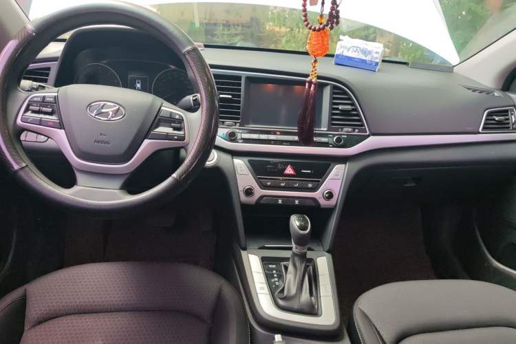Used Hyundai Elantra (6th Generation / Lingdong) 2018 1.6L Automatic 15th Anniversary Special Edition Center Console
