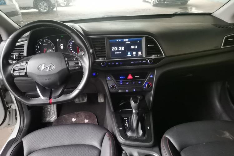 Used Hyundai Elantra (6th Generation / Lingdong) 2018 1.4T Dual-Clutch Xuan Dong · Dynamic Edition Center Console