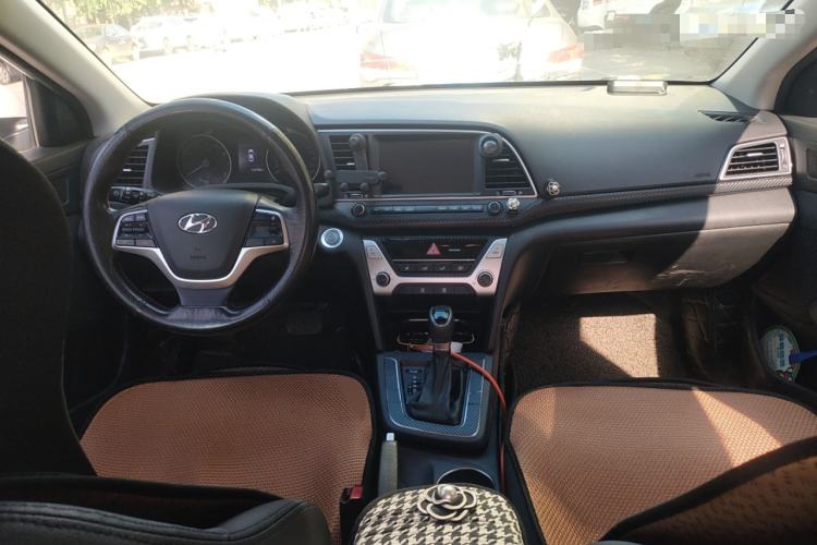 Used Hyundai Elantra (6th Generation / Lingdong) 2018 1.6L Automatic 15th Anniversary Special Edition Center Console