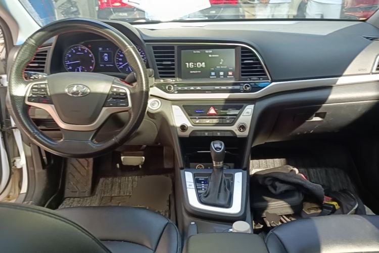 Used Hyundai Elantra (6th Generation / Lingdong) 2018 1.6L Automatic 15th Anniversary Special Edition Center Console