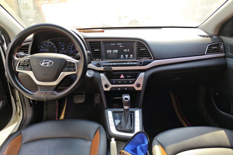 Used Hyundai Elantra (6th Generation / Lingdong) 2018 1.6L Automatic 15th Anniversary Special Edition Center Console