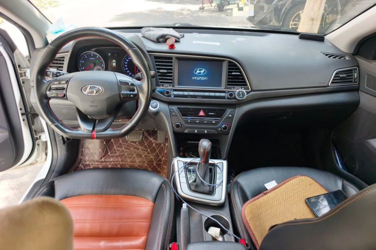 Used Hyundai Elantra (6th Generation / Lingdong) 2018 1.4T Dual-Clutch Xuan Dong · Dynamic Edition Center Console