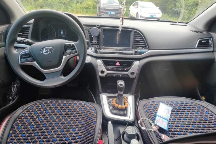Used Hyundai Elantra (6th Generation / Lingdong) 2018 1.6L Automatic 15th Anniversary Special Edition Center Console