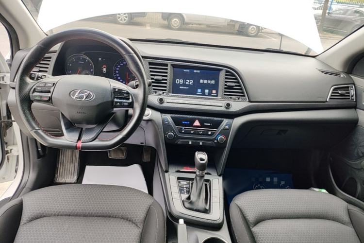 Used Hyundai Elantra (6th Generation / Lingdong) 2018 1.4T Dual-Clutch Xuan Dong · Dynamic Edition Center Console
