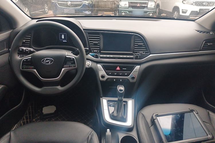 Used Hyundai Elantra (6th Generation / Lingdong) 2018 1.6L Automatic 15th Anniversary Special Edition Center Console