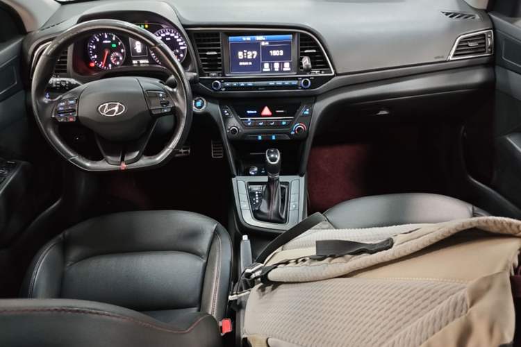 Used Hyundai Elantra (6th Generation / Lingdong) 2018 1.4T Dual-Clutch Xuan Dong · Dynamic Edition Center Console
