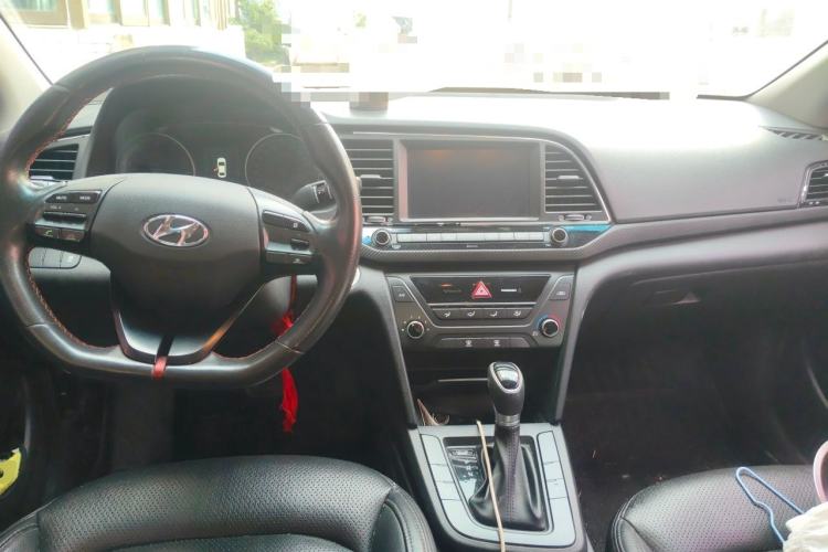 Used Hyundai Elantra (6th Generation / Lingdong) 2018 1.4T Dual-Clutch Xuan Dong · Dynamic Edition Center Console