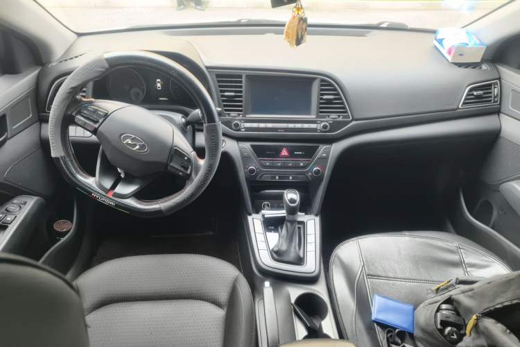 Used Hyundai Elantra (6th Generation / Lingdong) 2018 1.4T Dual-Clutch Xuan Dong · Dynamic Edition Center Console