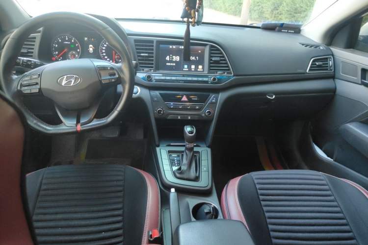 Used Hyundai Elantra (6th Generation / Lingdong) 2018 1.4T Dual-Clutch Xuan Dong · Dynamic Edition Center Console