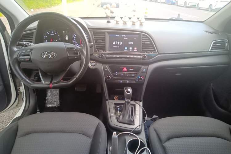 Used Hyundai Elantra (6th Generation / Lingdong) 2018 1.4T Dual-Clutch Xuan Dong · Dynamic Edition Center Console