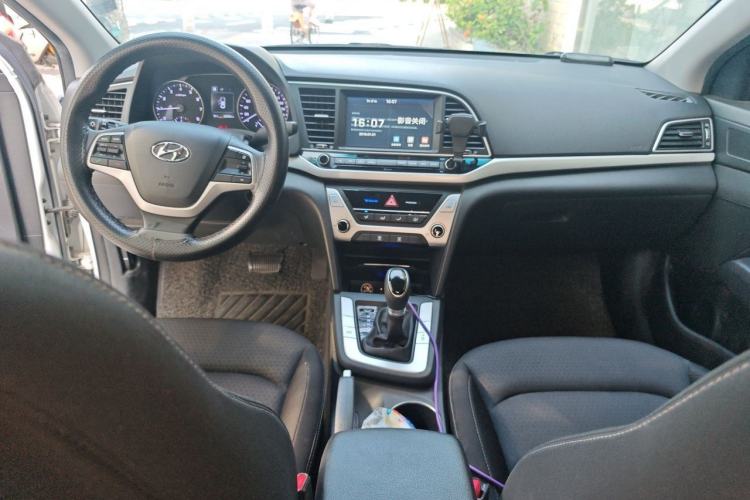 Used Hyundai Elantra (6th Generation / Lingdong) 2018 1.6L Automatic 15th Anniversary Special Edition Center Console