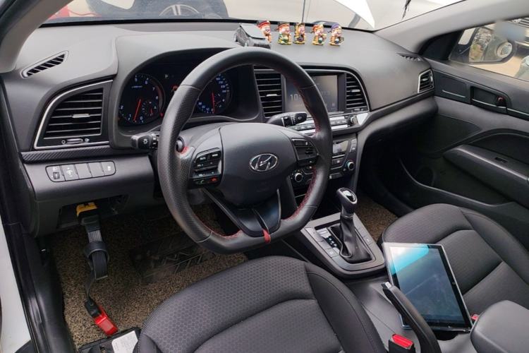Used Hyundai Elantra (6th Generation / Lingdong) 2018 1.4T Dual-Clutch Xuan Dong · Dynamic Edition Center Console