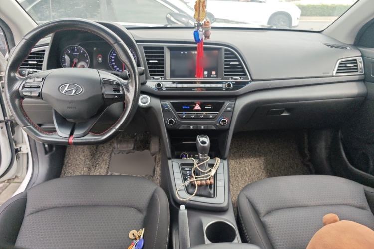 Used Hyundai Elantra (6th Generation / Lingdong) 2018 1.4T Dual-Clutch Xuan Dong · Dynamic Edition Center Console