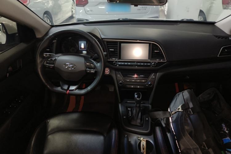 Used Hyundai Elantra (6th Generation / Lingdong) 2018 1.4T Dual-Clutch Xuan Dong · Dynamic Edition Center Console