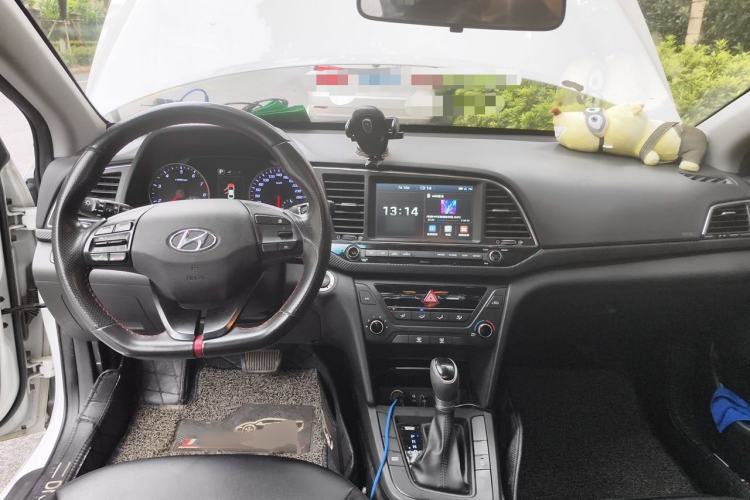 Used Hyundai Elantra (6th Generation / Lingdong) 2018 1.4T Dual-Clutch Xuan Dong · Dynamic Edition Center Console