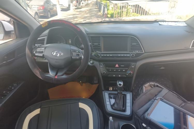 Used Hyundai Elantra (6th Generation / Lingdong) 2018 1.4T Dual-Clutch Xuan Dong · Dynamic Edition Center Console