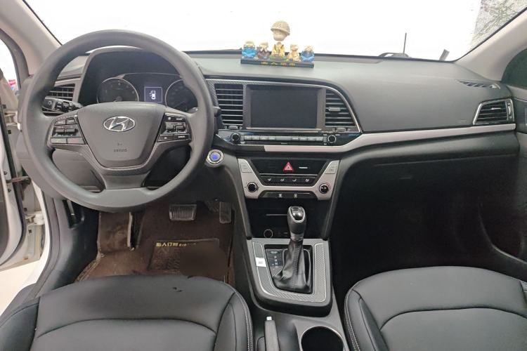 Used Hyundai Elantra (6th Generation / Lingdong) 2018 1.6L Automatic 15th Anniversary Special Edition Center Console