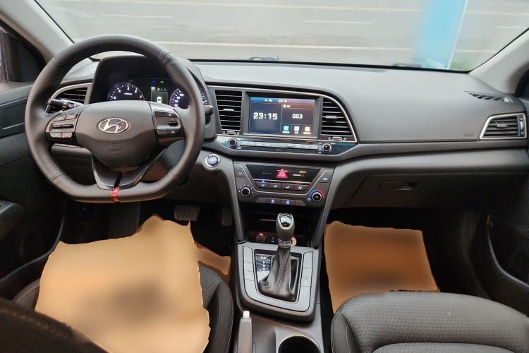 Used Hyundai Elantra (6th Generation / Lingdong) 2018 1.4T Dual-Clutch Xuan Dong · Dynamic Edition Center Console