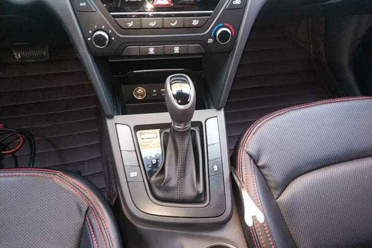 Used Hyundai Elantra (6th Generation / Lingdong) 2018 1.4T Dual-Clutch Xuan Dong · Dynamic Edition Gear Lever
